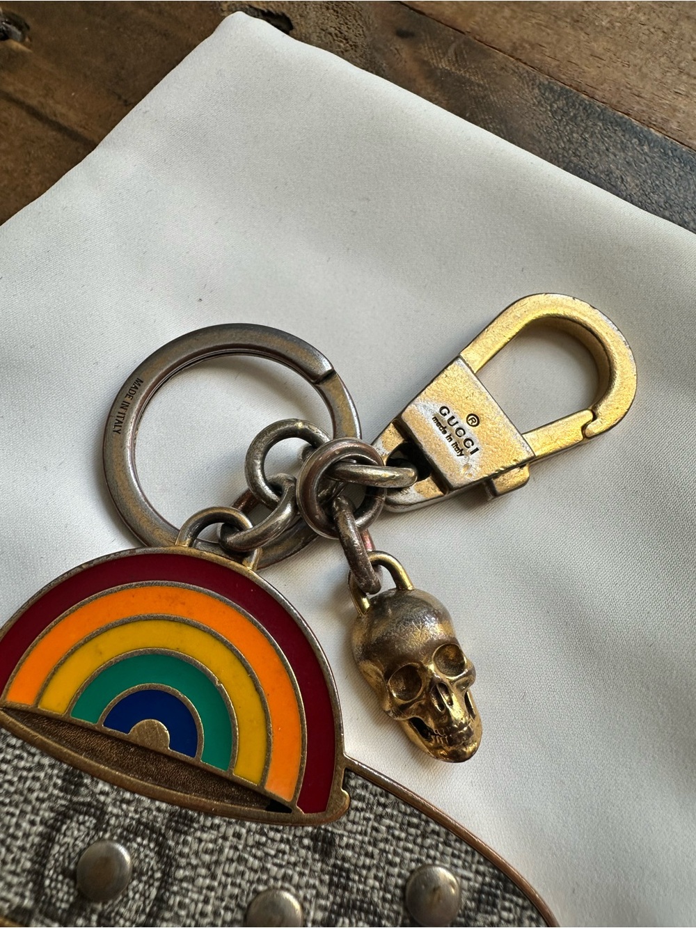 Gucci | Enamel Rainbow UFO Keyring with Skull in Gold - Picture 4 of 16